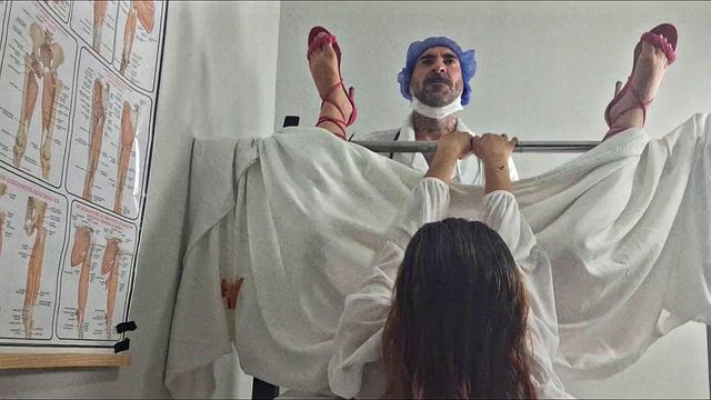La fidanzata del cornuto brasiliano ha la meglio sul dottore
