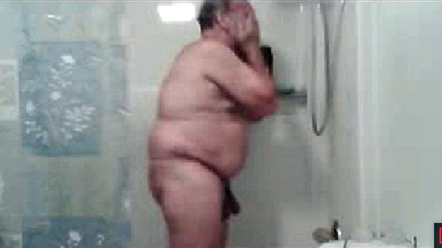vecchio sotto la doccia