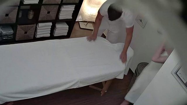 Redhead super sexy babe closed blow on the massage table