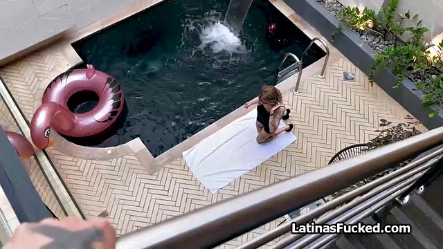 Soprado por uma colega de quarto latina peituda depois de sua sessão de ioga na piscina