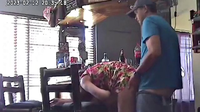 Câmera flagra marido de 45 anos traindo menina de 19