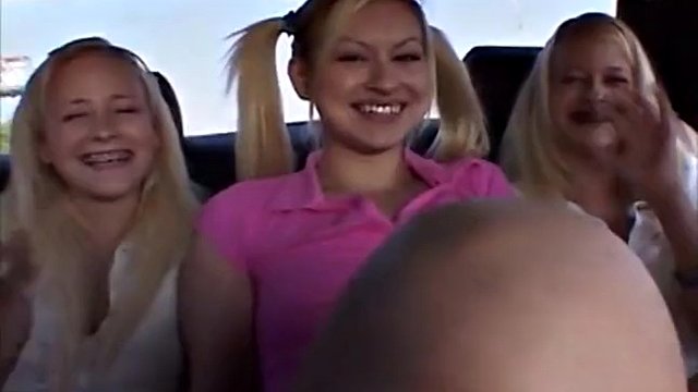 Milton Twins fingert heiße blonde Muschi