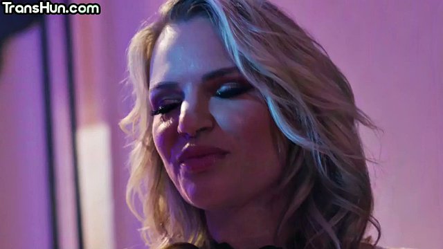عبر وشم هون Pussyfuck متعرج جبهة تحرير مورو الإسلامية على طاولة البلياردو