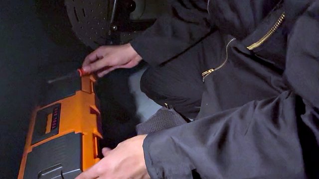 Il meccanico si masturba mentre ripara una bicicletta