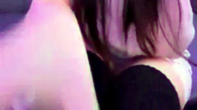 Real KTV lewdness~[Momoki Kana] China live broadcast hookup with handsome singing guy~bathroom show (3)