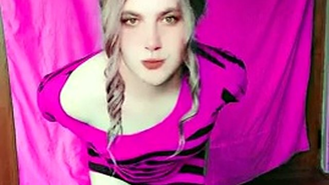 STRIPT DANSE SHOW VARMT HVIT LITEN KJOLE LINDA FEMBOY HUSKVINNE CROSSDRESSING BABYSITTER TENÅRINGSMODELL DEILIG GAY MTF BOOTY TRANS