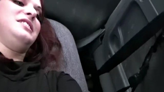 Ameara masturbiert ihre Muschi mit einem Dildo im Auto