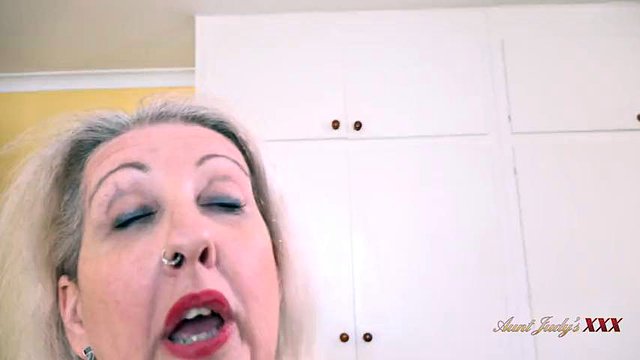 Auntjudysxxx- 당신의 성숙한 계모 부인 매기는 도난당한 팬티 스타시 (POV)를 찾습니다.
