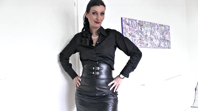 Cintura larga e attillata in pelle Femdom di Lady Victoria Valente