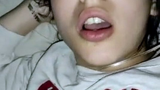 Adolescente magro curte um pau grande e ganha uma boa torta de creme