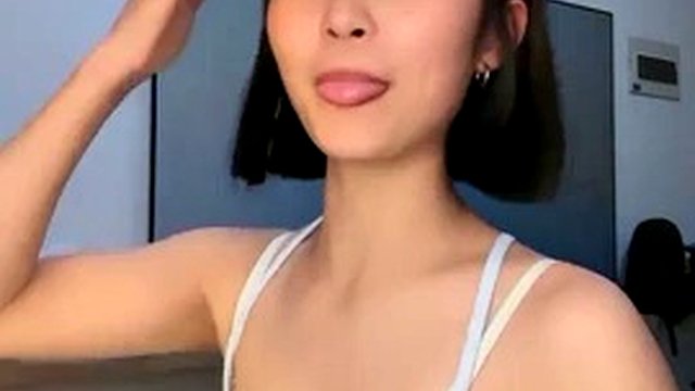 Newcomer! Sister Yu goes into the sea! So coquettish and beautiful ~ [The Rabbit Chases the Tortoise], a Chinese live broadcast of a young woman in jeans, came to the third subject, danced well, and made people instantly horny! (2)