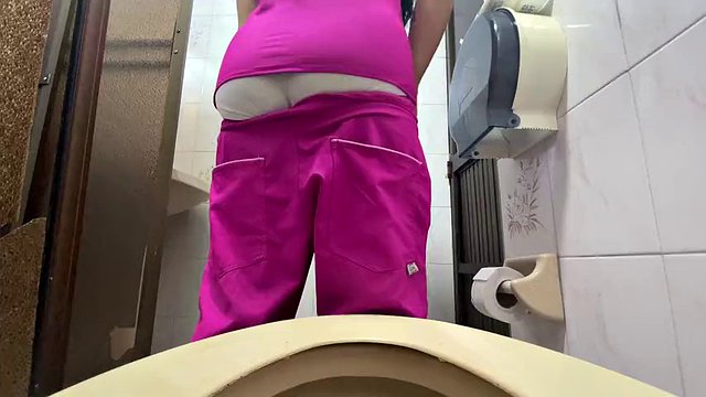 La caméra capture une infirmière en train de faire pipi dans des toilettes publiques (lycra)
