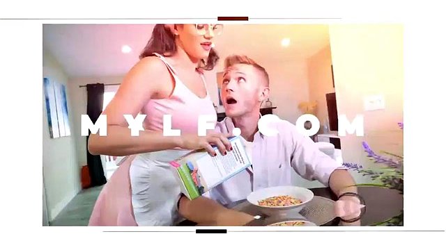 Baba Crush - minyon teen üveybaddy bir oral seks verir