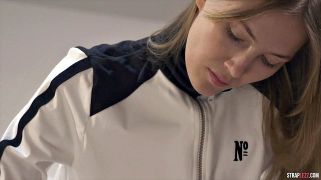 Chuda nastolatka szarpie swojego plastikowego kutasa i spuszcza się naprawdę mocno