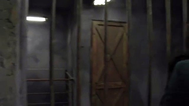 fille est baisée par deux vieux pervers dans la cellule