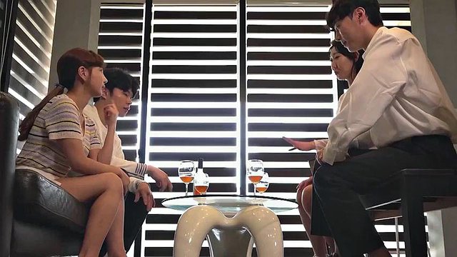 Sesso di gruppo tra coppie: pecorina, cowgirl e porno leccate