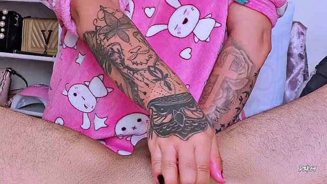 Madrasta leva uma grande carga de esperma em punheta sensual com unhas longas