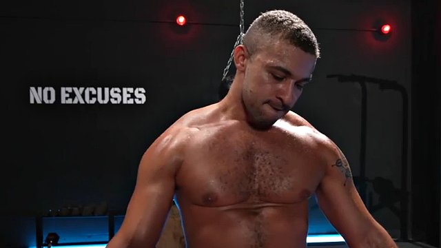 BBC gay anální sex šukat muže a kurva v tělocvičně