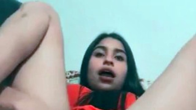 ラテン人のマンコに硬いキュウリを初めて入れた