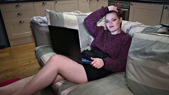 Ezra Faith는 부정 행위 역할극으로 이웃을 두드립니다.