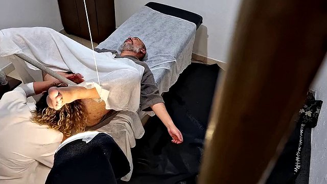 Il est allé chez le médecin pour faire examiner sa prostate, mais le médecin lui a enfoncé le gode ceinture dans le cul.