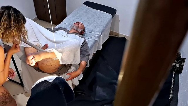 彼は前立腺を検査してもらうために医者に行きましたが、医者はお尻にペニバンを突き刺しました