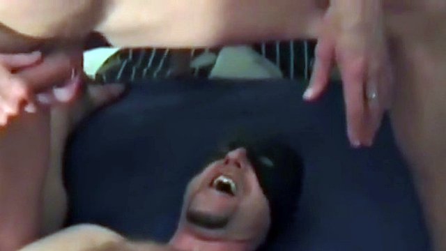 Tysk homofil mann i maske fist og knullet i trekant hjemme