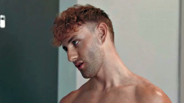 熱心な筋肉質のジョックがリムジョブ後にジムのパートナーを尻ファック