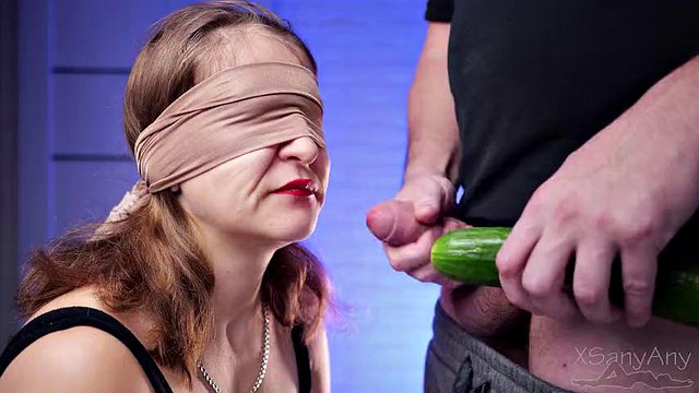 Seducente gioco di gusto alla cieca: gola profonda inaspettata e deglutizione disordinata