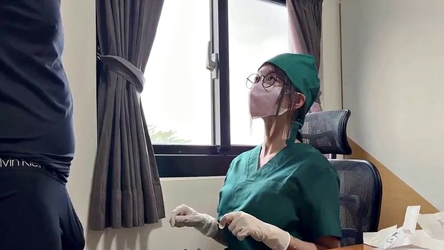 The nurse lady is inserted into the vagina and anal sex by the patient and cums out of the vagina, and the blowjob eats the semen