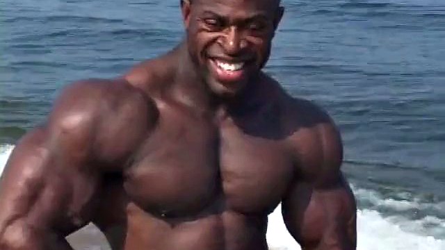 ビーチでポーズをとるロドニー・セント・クラウド