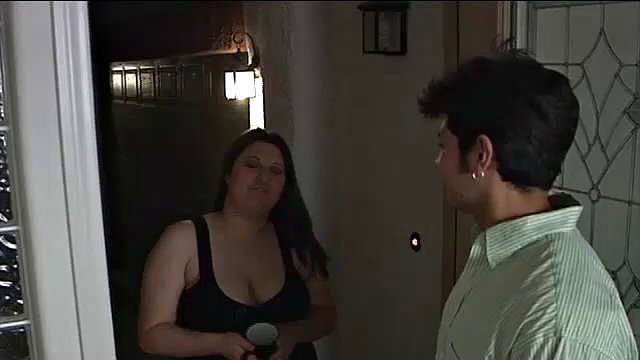 La mignonne Kiki Plumper baisée par terre
