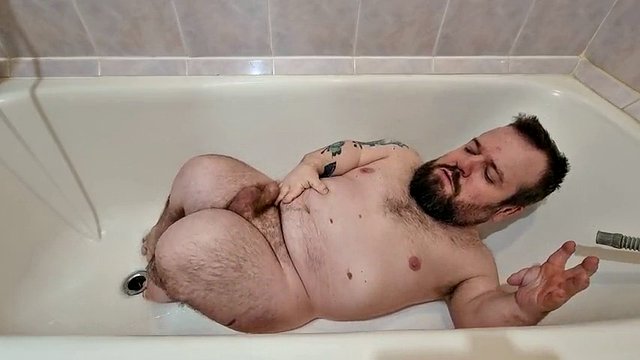 O anão se mijou e depois gozou