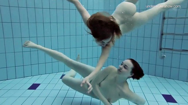 le ragazze magre euro lada e anna nuotano nude in una piscina