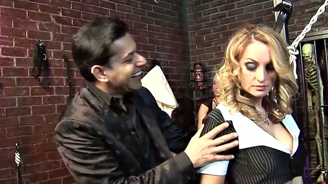 Soirée BDSM avec des sous-marins transformée en sexe de groupe bizarre avec beaucoup d'orgasmes