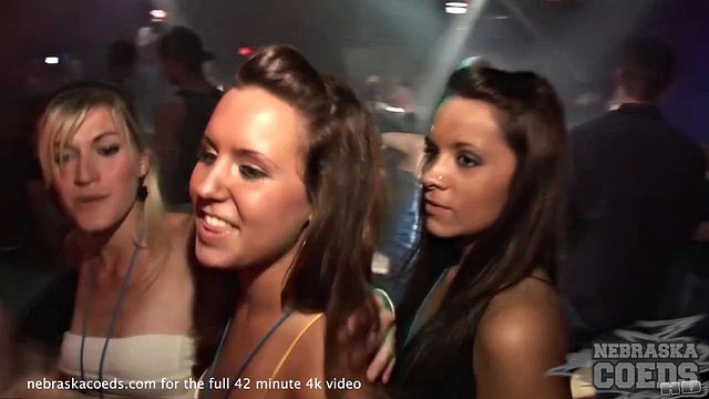 Hot Florida jenter klubber i Tampa og tisser på en parkeringsplass