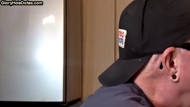 Gloryhole gay selvaggio scopato alla pecorina nel buco anale