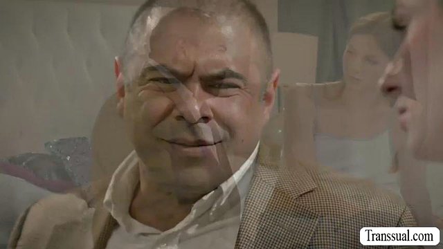 TS Femboy ostro rucha się z ogierem!