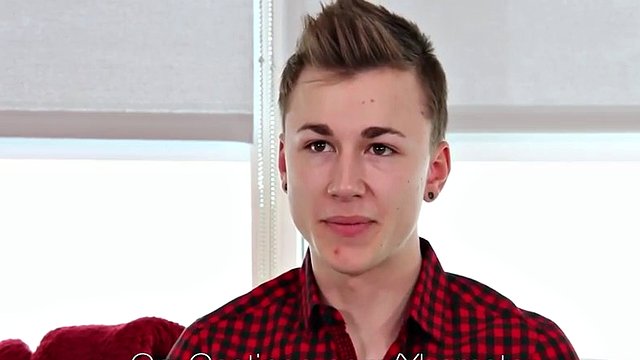 hd gaycastings - pokazuje młodemu scottiemu jak ssać penisa