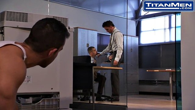 sesso a tre gay in ufficio