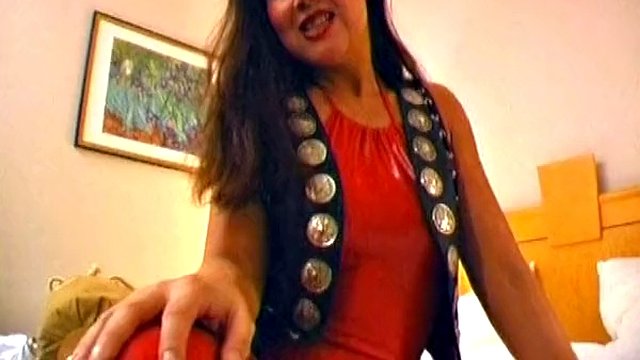 Kurvige Hure aus Deutschland rasiert sich vor der tollen Masturbation die Muschi