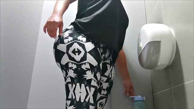 Perverse Kamera in der öffentlichen Toilette des Fitnessstudios (großer Arsch und üppige Mädchen)
