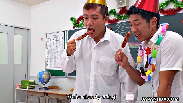 Stula troia Mira Hasegawa scopata da due insegnanti