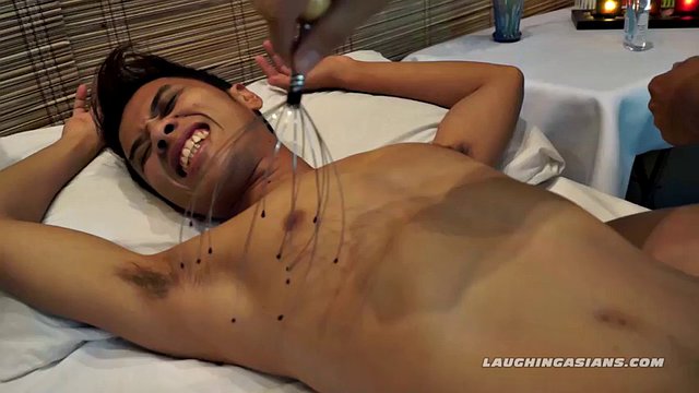Asian gay tickle fetish boy Gilbert Carreon visits the erotic asian tickle parlor to have a sensual tickle fetish experience. Our tickle masseur Vahn Valdez uses his tickling tools like feathers and the wire scalp massage tool to make tickle.