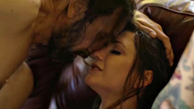 Hijastra tatuada montando la polla de su padrastro después de un beso negro