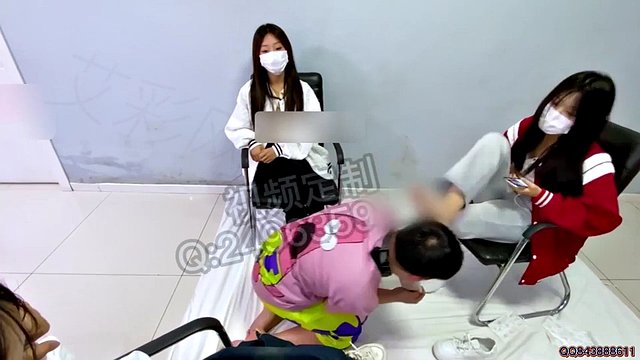 The humiliation of the girls with stinky socks, the stink socks that have not been changed for three days, the mouth plugged the mouth+kick, jump, and lick their feet