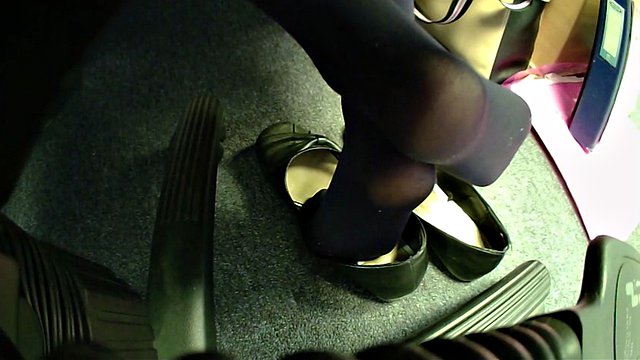 Nat nylon feet (shoe falls off)