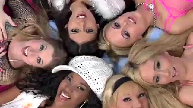 Três gostosas fumando compartilham uma vara com Jessica Sweet, Sunny Lane e Nyomi Marcela: peitos grandes, boquetes e pornografia loira