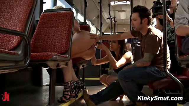 Öffentlicher Bus-Gangbang, Ficken und Spanking in Berlin, harter Analsex und Blowjob