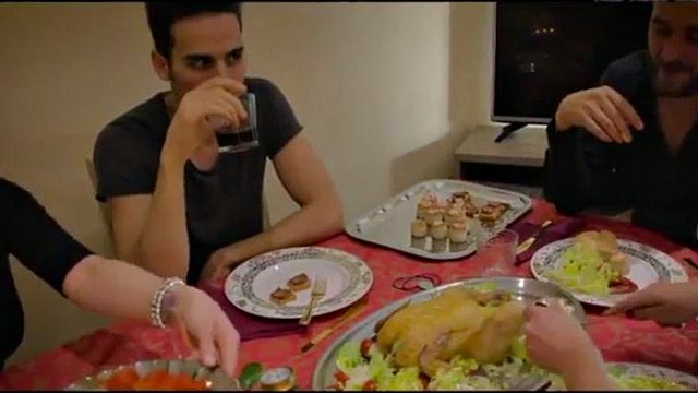 Cena con festa: pompini, pecorina e porno leccate